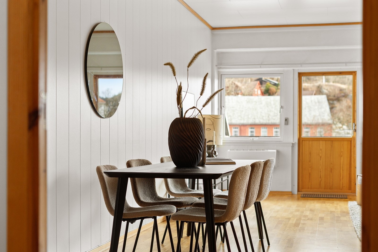 Stua er romslig, har mye naturlig lys og dør ut balkong. Galleribilde