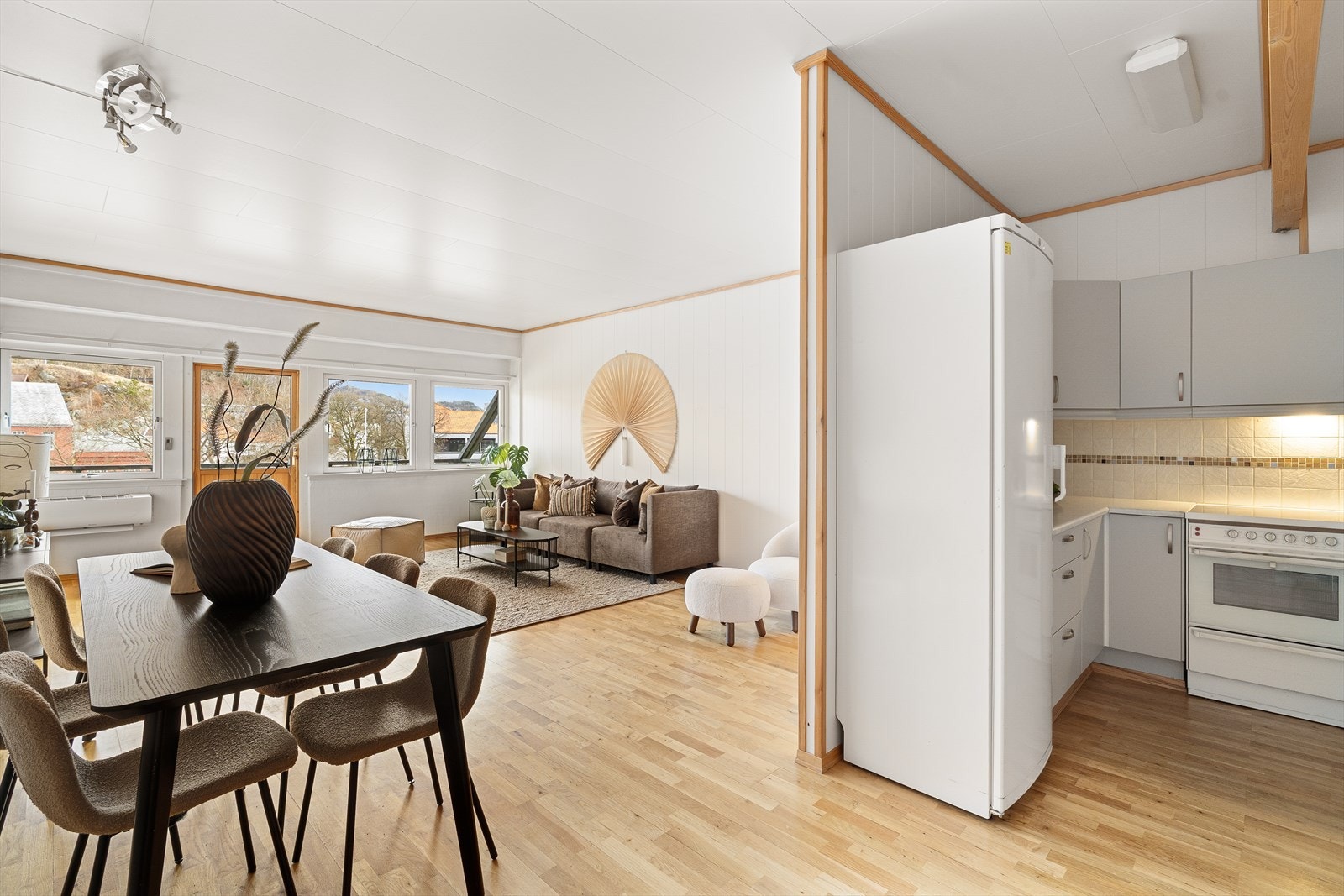 Stue og kjøkken er i åpen løsning, samtidig så kjøkkenet er tilbaketrukket fra stua. Galleribilde