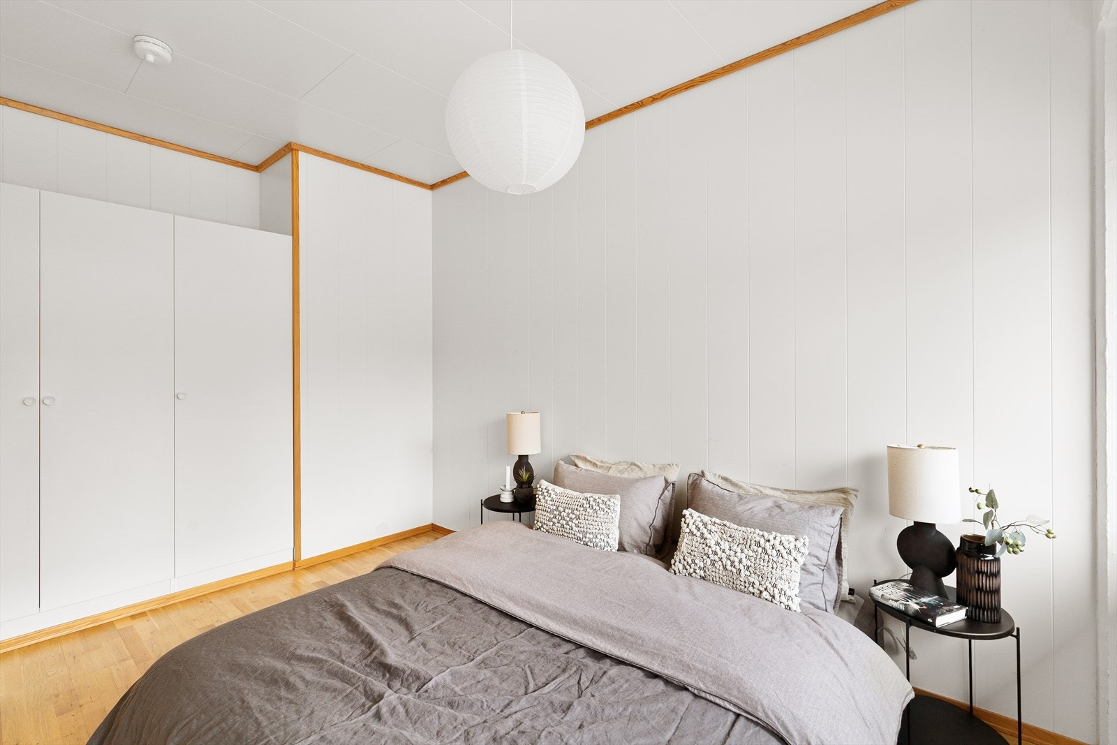 Rommet gir god plass til både seng og garderobeskap. Galleribilde