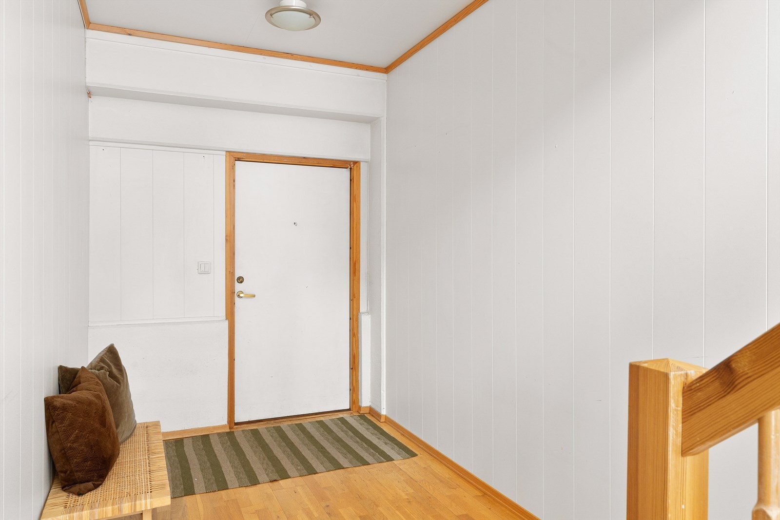 Entréen ønsker deg velkommen med parkett på gulvet og dører som fører til soverom, bad, bod og stue. Galleribilde