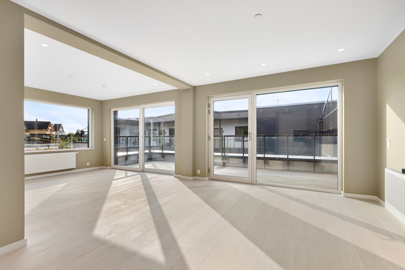 Stuen har flere soner og innredes enkelt etter behov og ønske. Galleribilde