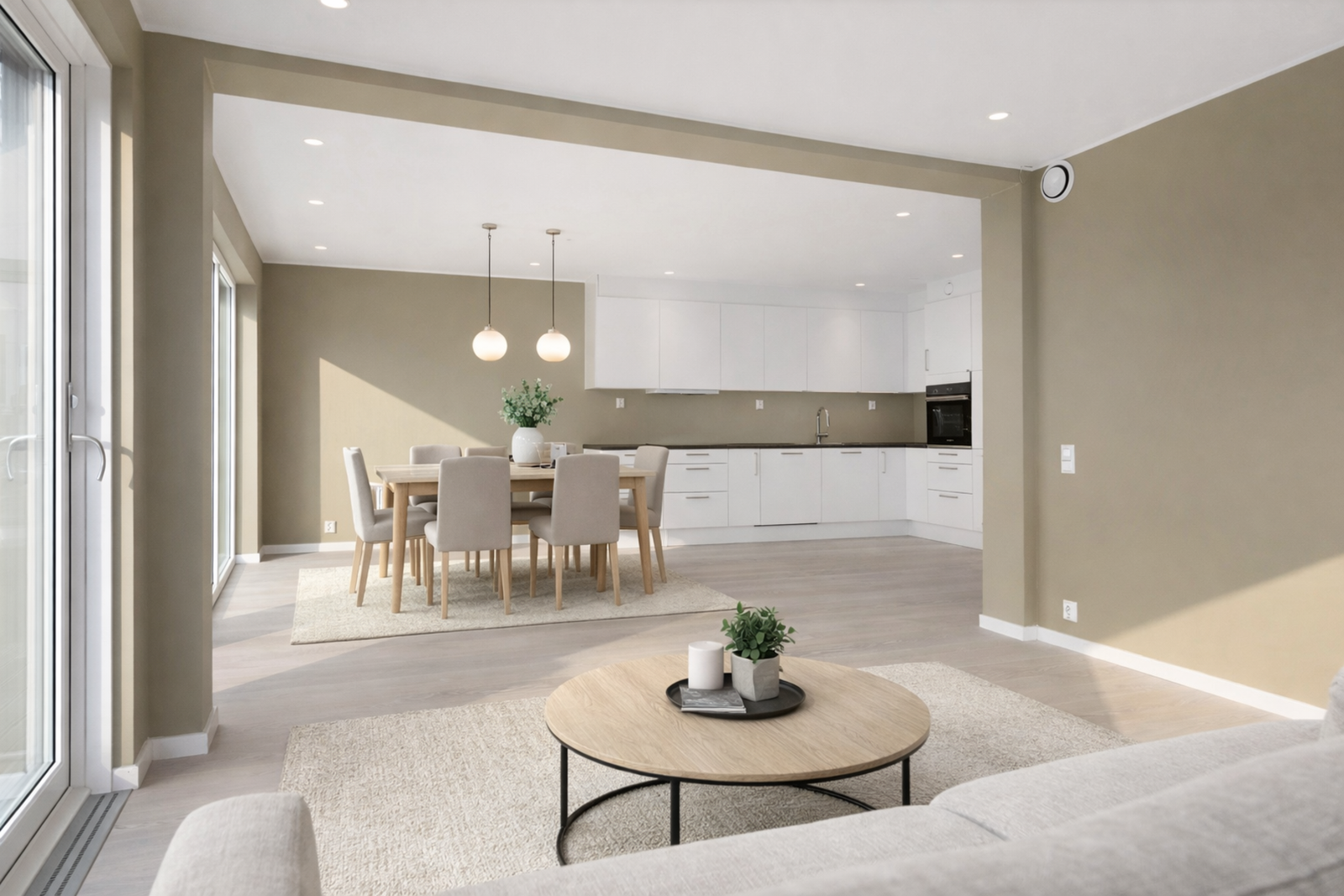 Stue og kjøkken er samlet i en åpen og sosial løsning med gode lysforhold og fleksible møbleringsmuligheter. Galleribilde