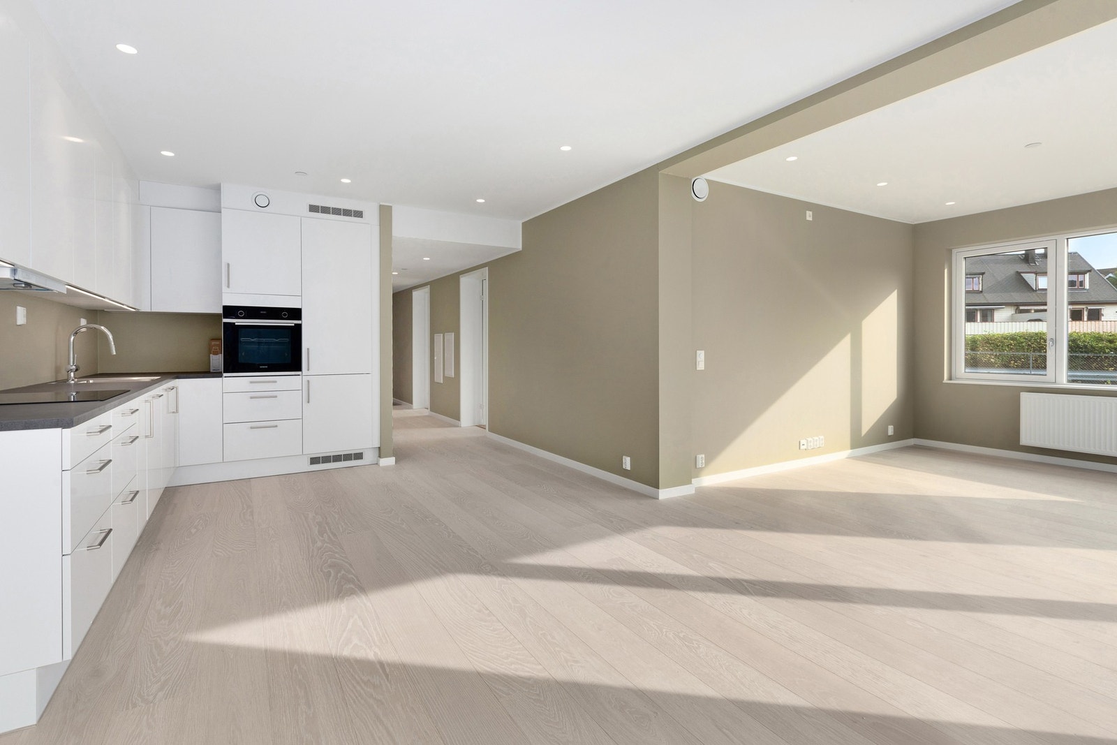 Det er god plass til et romslig spisebord, noe som gjør dette til leilighetens naturlige hjerte. Galleribilde