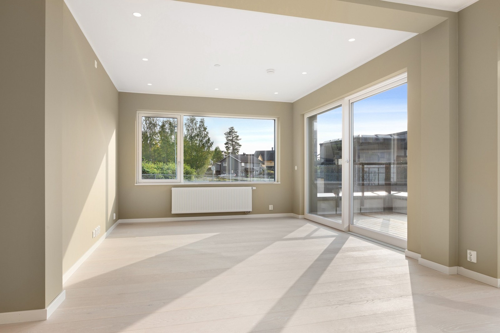 En stor glassdør leder ut til terrassen på 18 kvm. Galleribilde