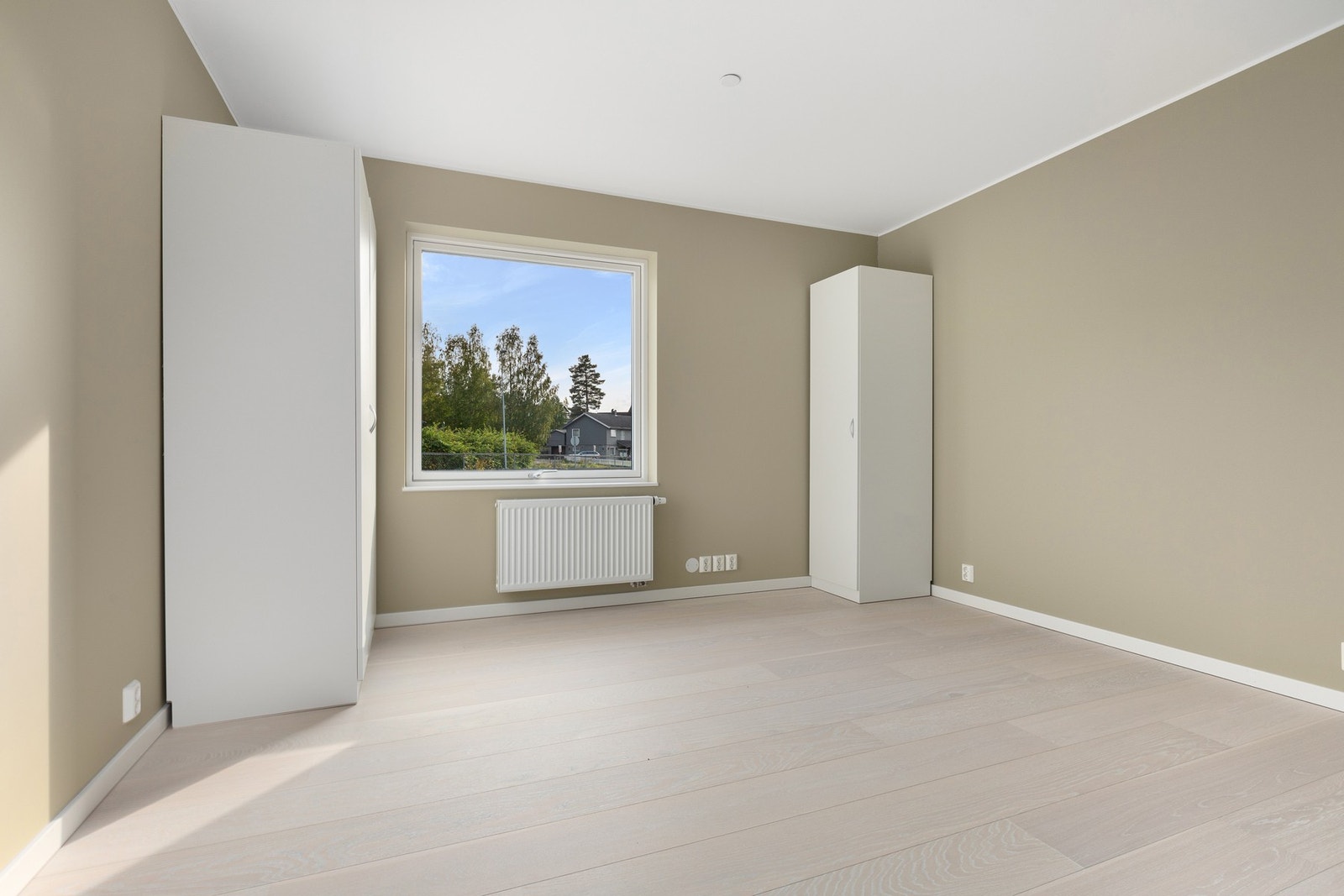 Hovedsoverommet har plass til dobbeltseng, nattbord og garderobeløsning, mens det andre soverommet egner seg godt som barnerom, gjesterom eller hjemmekontor. Galleribilde