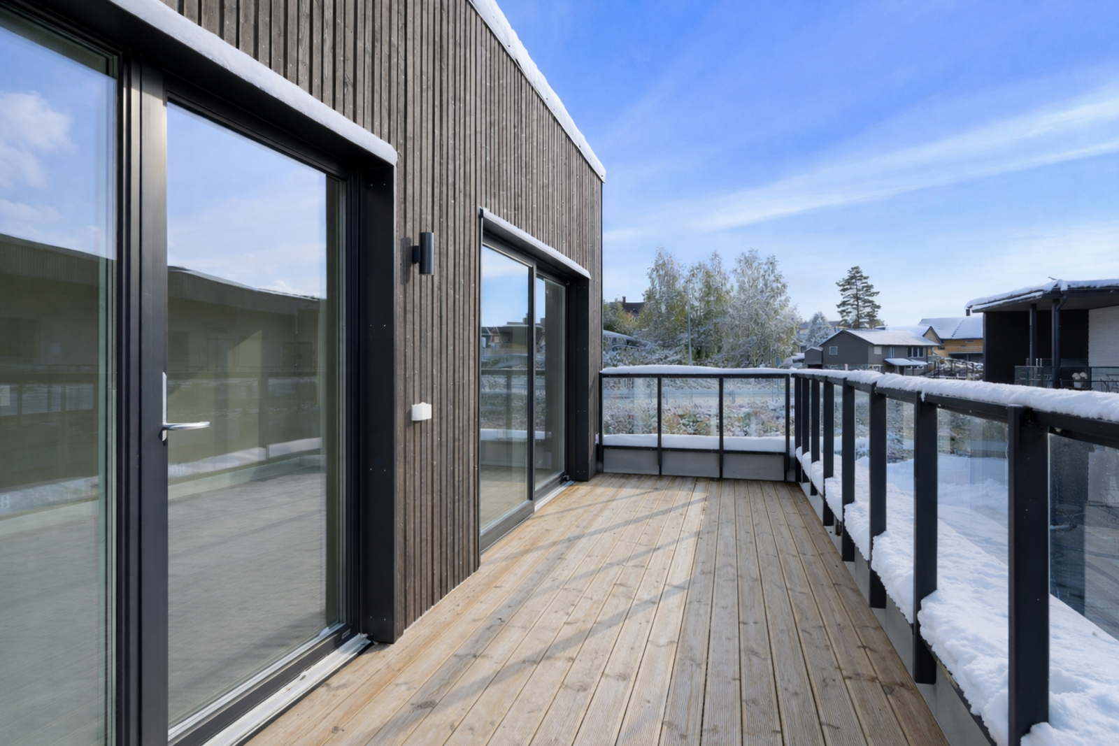 Fra stuen er det utgang til en romslig terrasse på ca. 18 kvm som fungerer som et ekstra oppholdsrom store deler av året. Her er det god plass til både sittegruppe og grill, og terrassen byr på fine rammer for både rolige dager og sosiale sammenkomster. Galleribilde