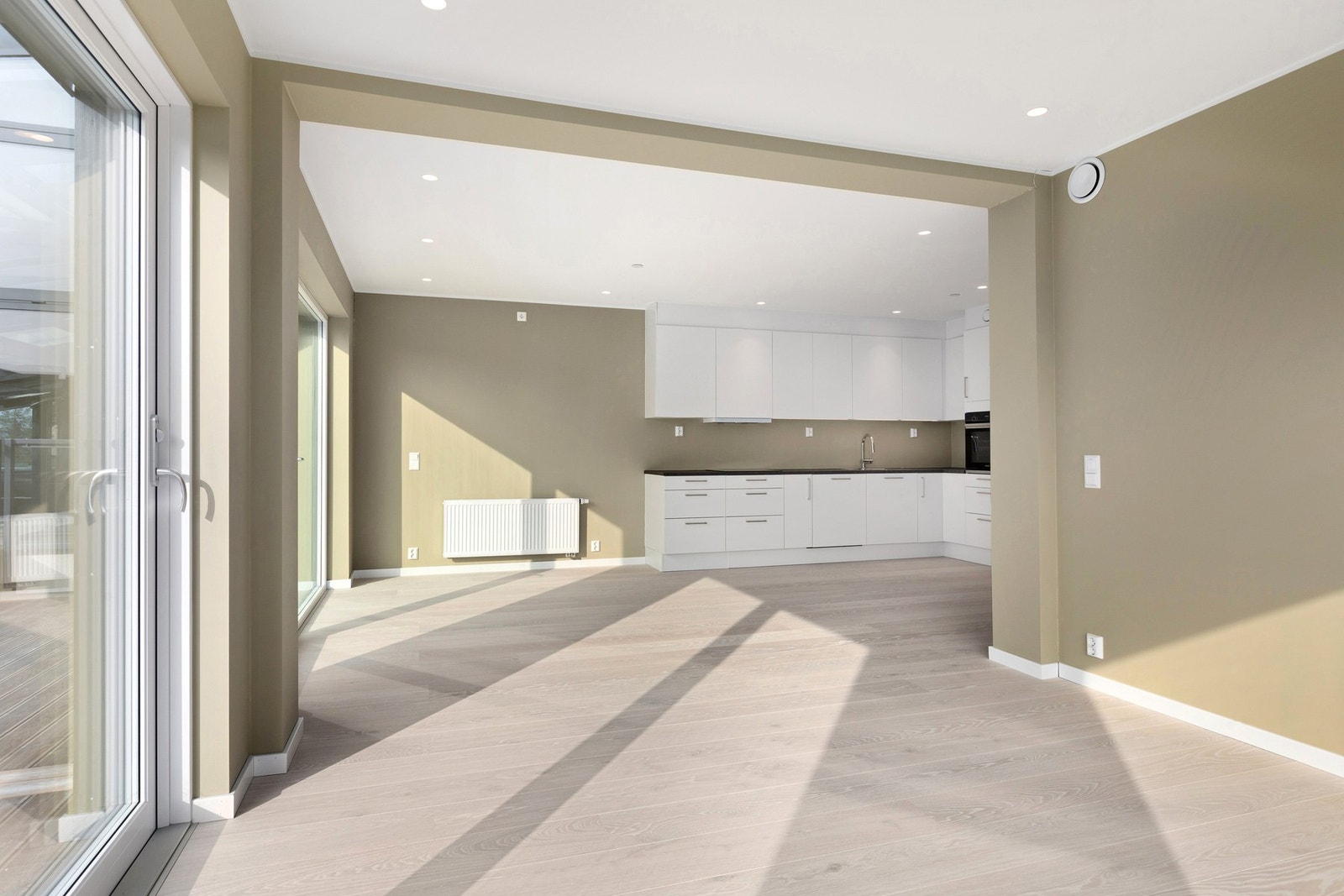 Stuen har flere naturlige soner med god plass til både sofagruppe og spiseplass Galleribilde