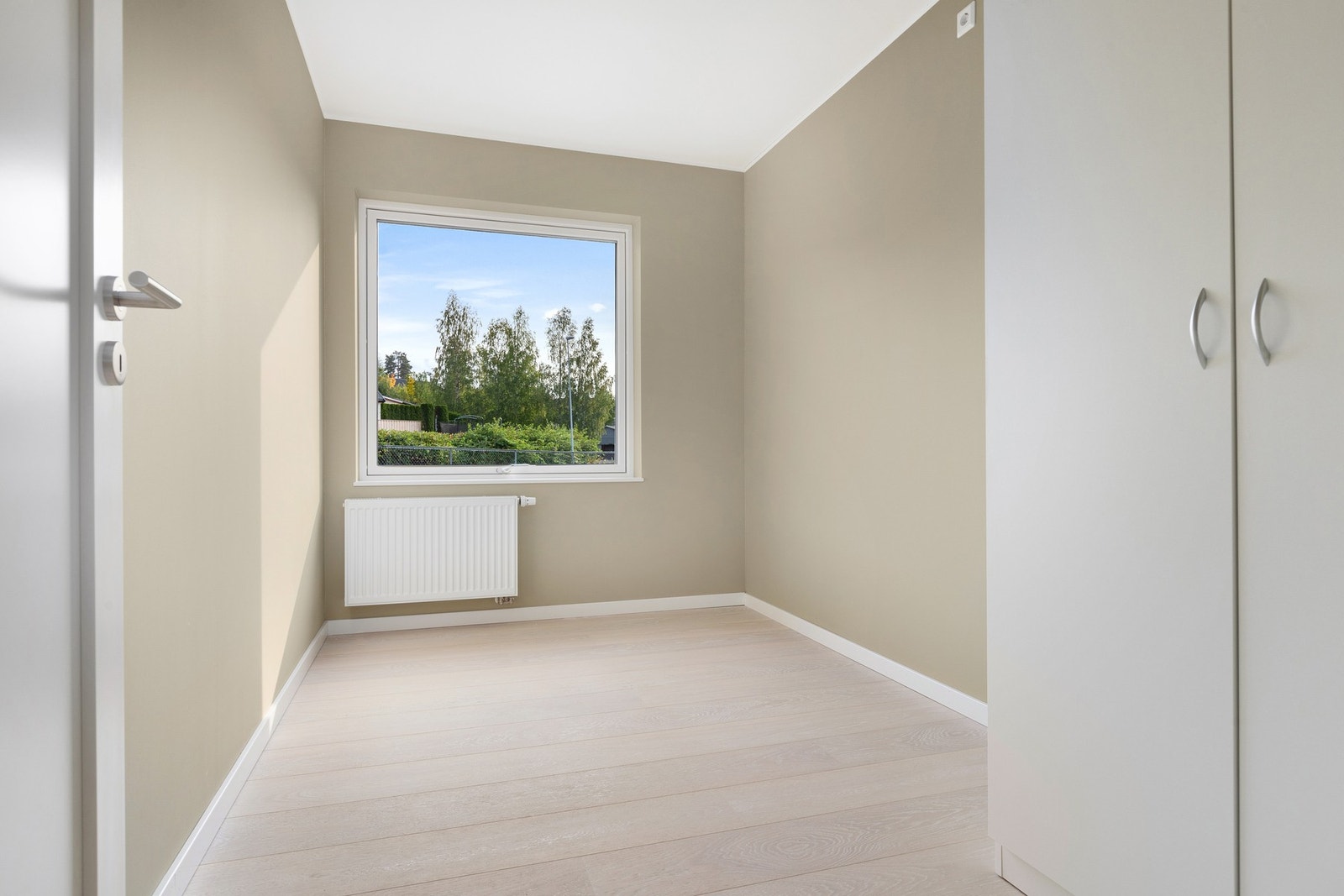 Begge rom har delikat enstavs eikeparkett og glatte overflater. Galleribilde