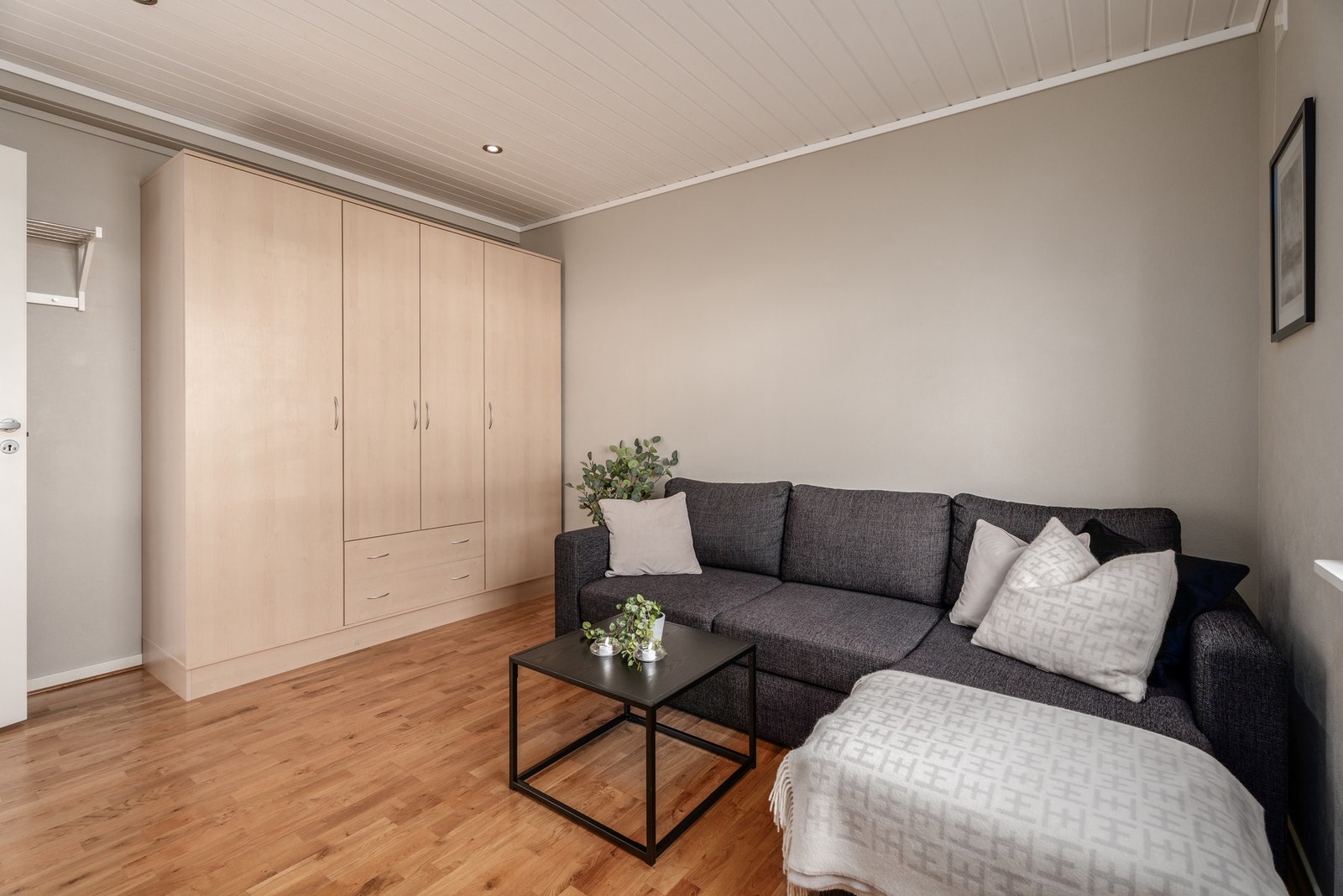 Her er det god plass til dobbeltseng og garderobeskap medfølger. Galleribilde