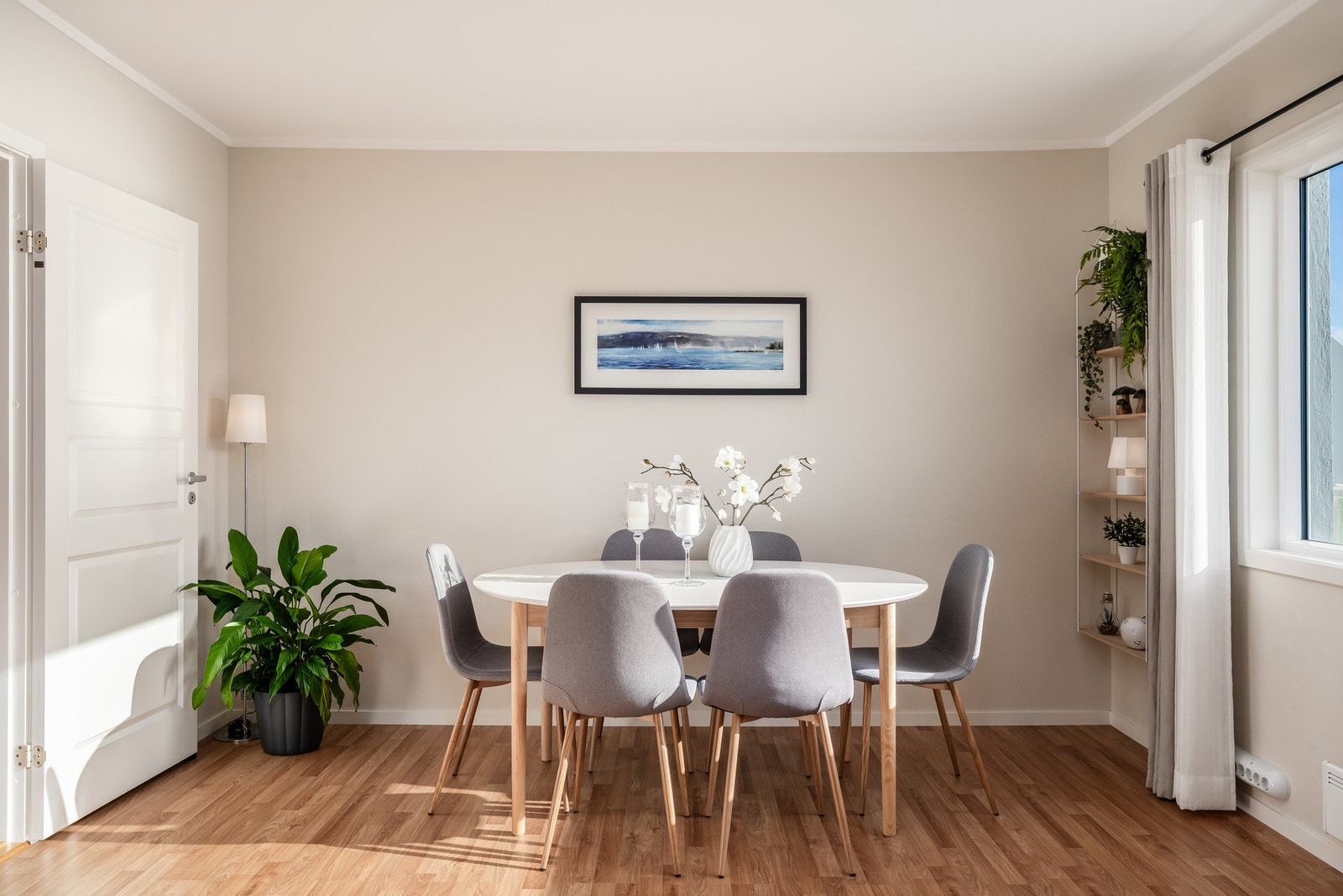 I stua er det god plass til både en hyggelig spisegruppe og til sofa og salongbord. Delikate og pene overflater i en dus palett. Galleribilde