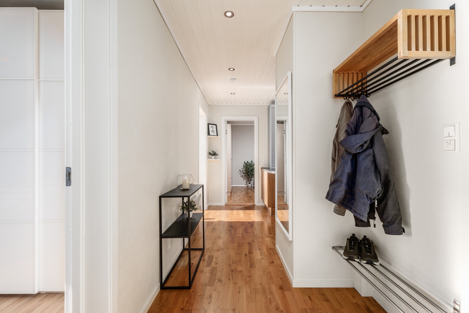 Inne i gangen er det lyse og behagelige overflater, legg også merke til belysning i himling. Galleribilde