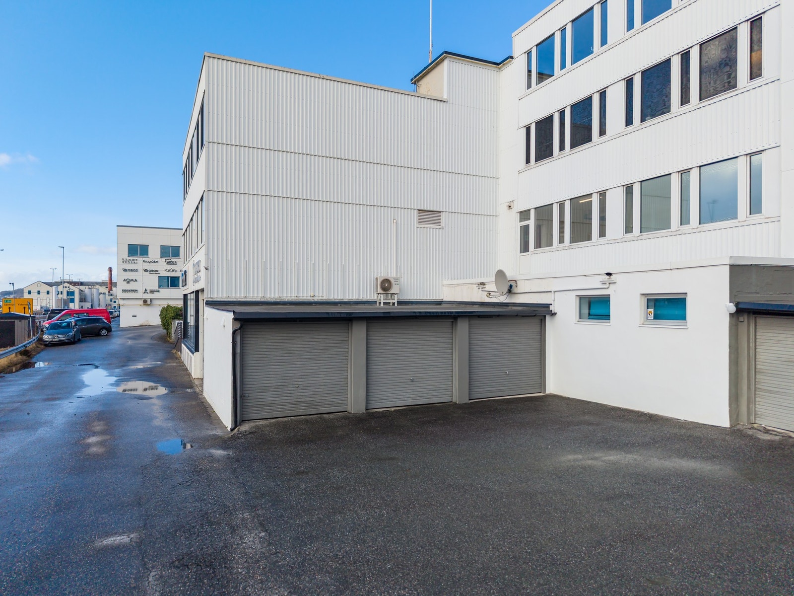 Det medfølger faktisk egen garasje til leiligheten. Galleribilde