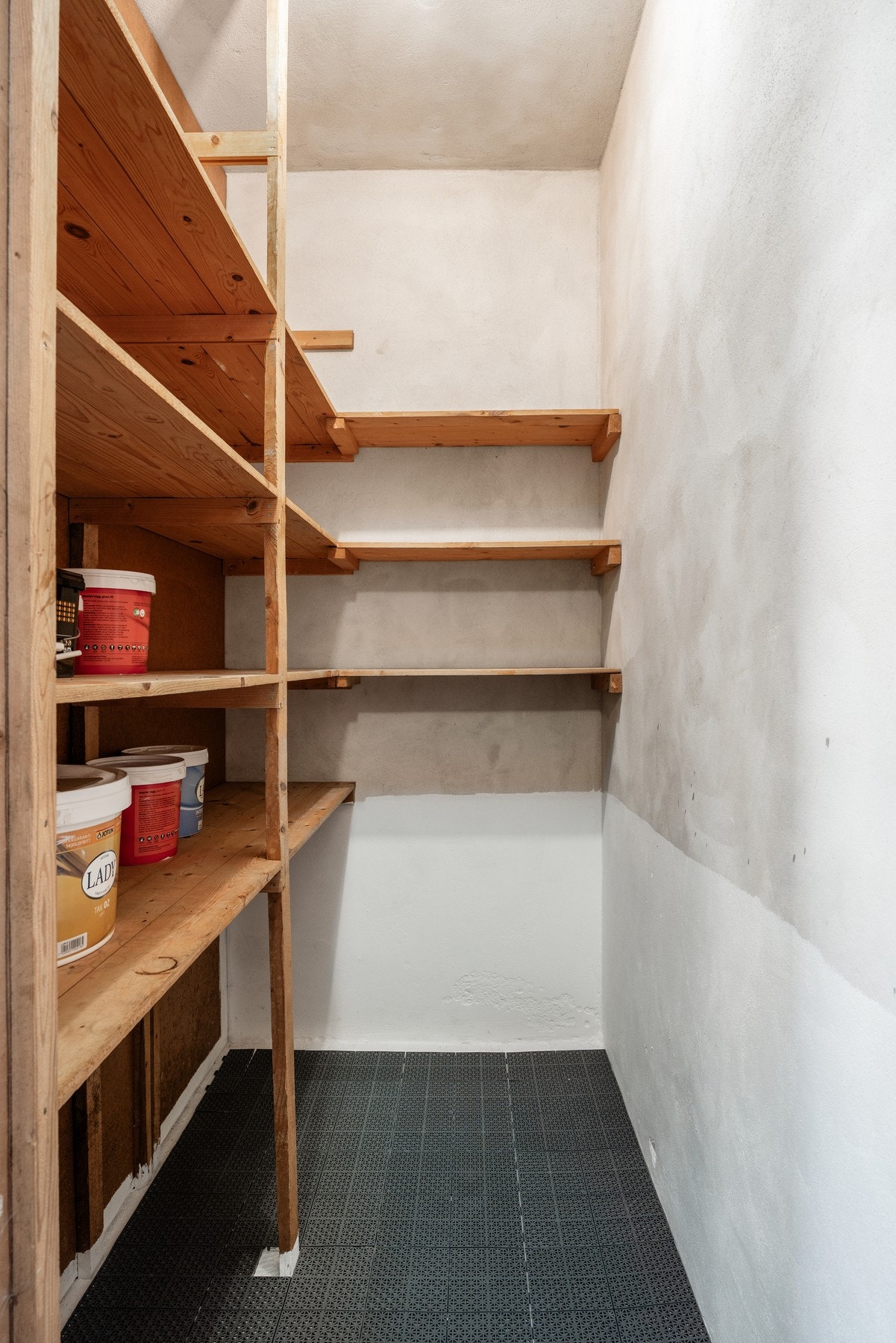 Lagringsbod med praktiske hyller Galleribilde