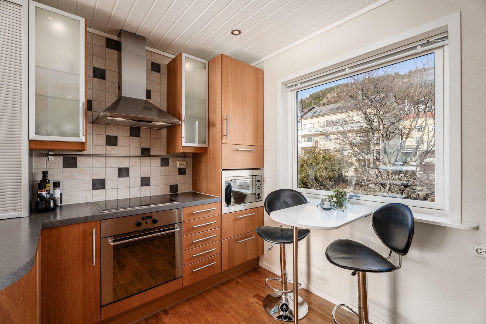 Selger har over perioder pendlet så både kjøkken og leiligheten i sin helhet fremstår som pent vedlikeholdt. Galleribilde