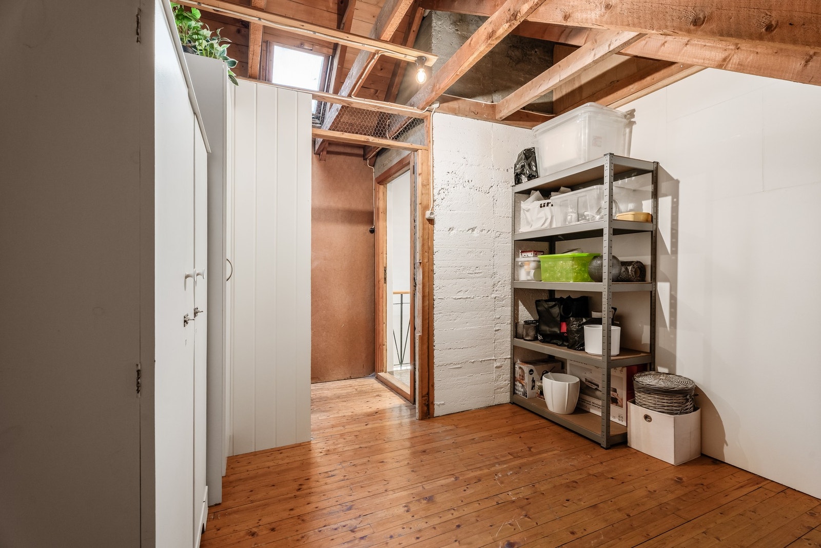 I loftsetasjen er det to boder, her er den med tregulv. Galleribilde