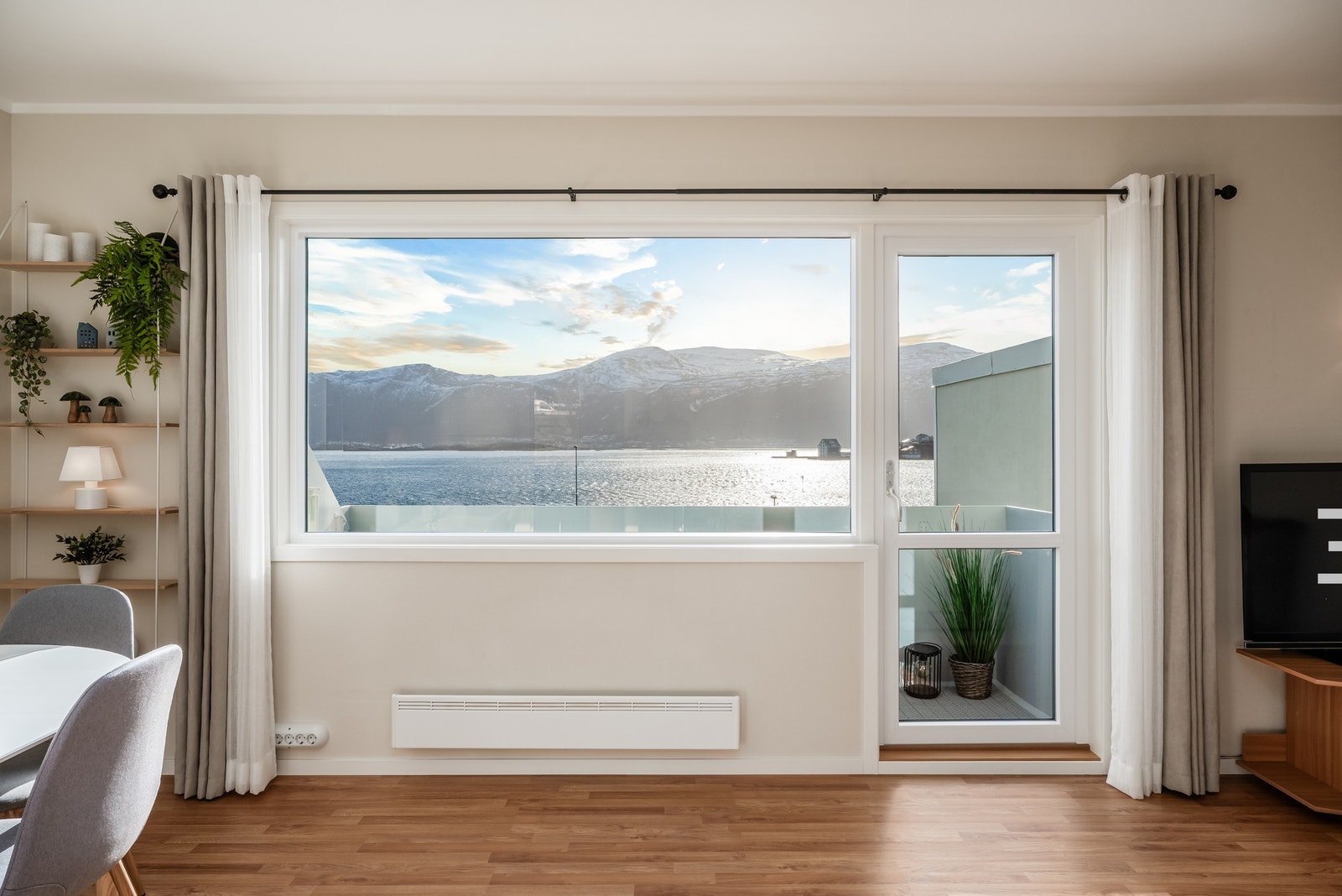 Panoramautsikt fra egen stue. Galleribilde