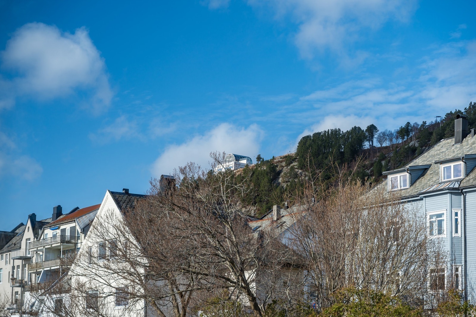 Dersom du vil ha deg en tur opp til Aksla kan du benytte muligheten via Vannspringdalen, bruke trappene fra byparken, eller gå opp via Fjelltunvegen Galleribilde