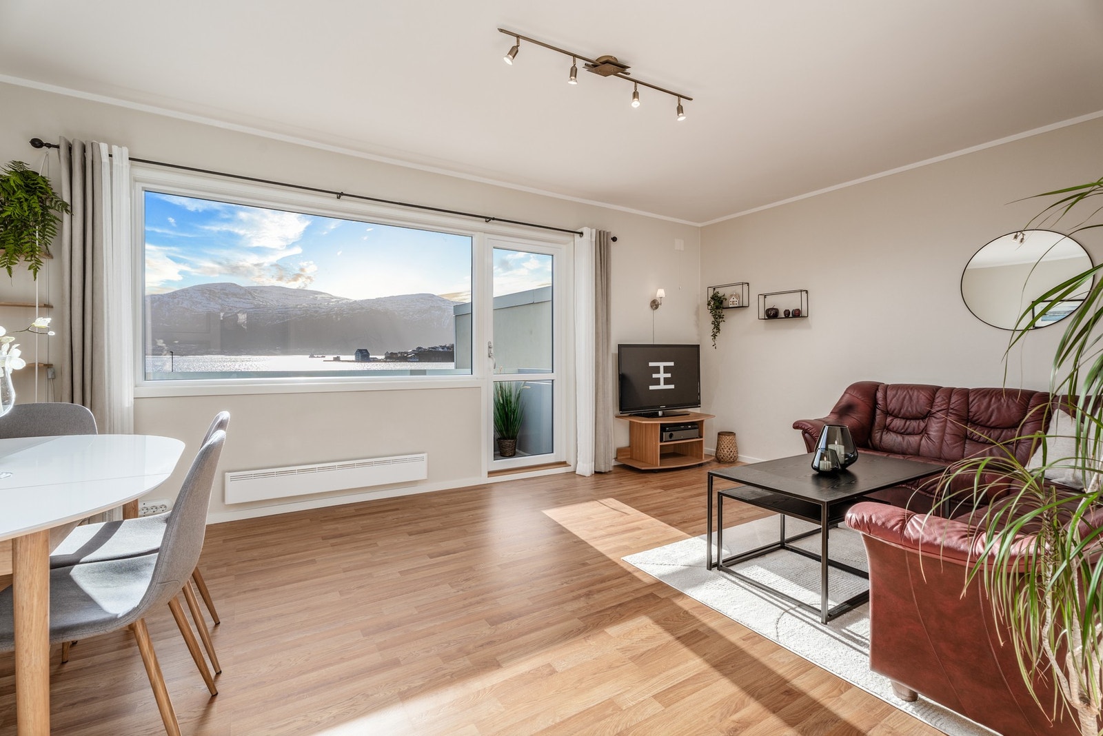 Vindu og balkongdør er byttet så sent som i 2018/2020 og har både 2 og 3- lags glass. Galleribilde