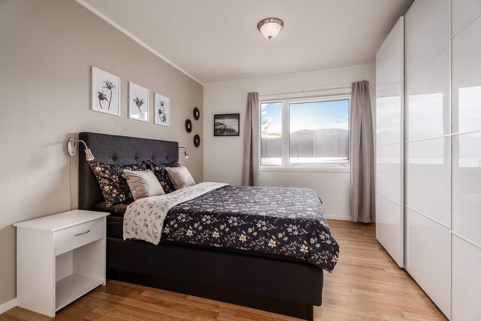 Hovedsoverommet har mye garderobeplass og ikke minst en herlig utsikt. Legg også merke til de pene nyansen på overflater. Galleribilde