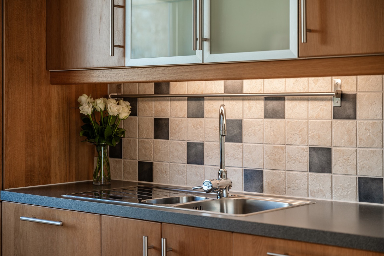 Innredning på kjøkkenet ( 2003) har glatte eikefronter og fliser over benkeplate. Galleribilde