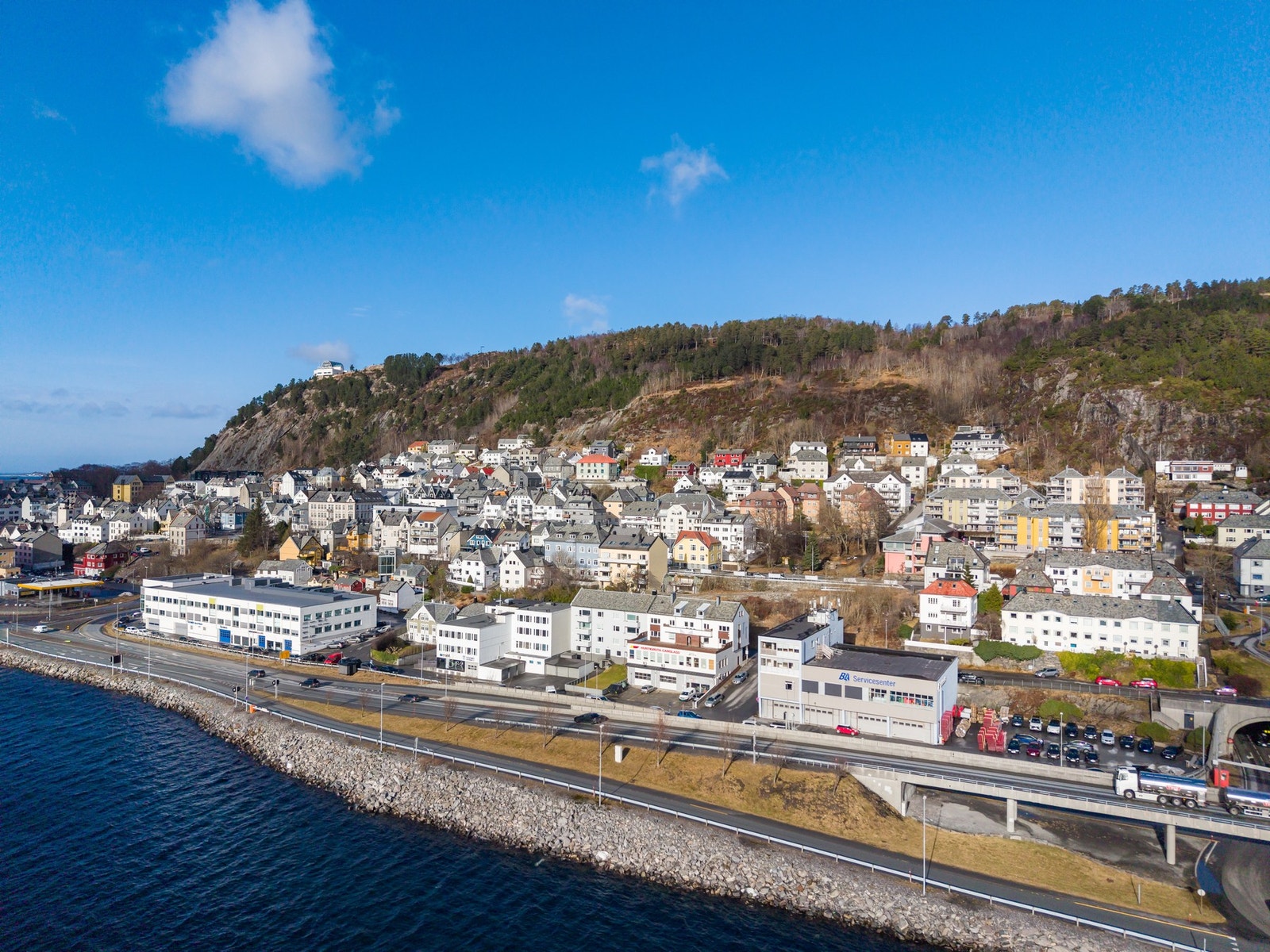 Fra adressen har man kort veg til både Color Line stadion, bysentrum, turområder på byfjellet, dagligvarebutikker, treningssenter og øvrige sentrumsfasiliteter. Galleribilde