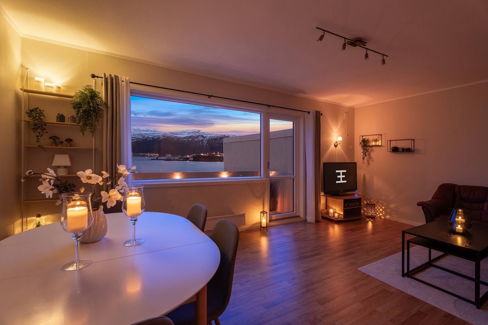 Koselig kveldsstemning i Ystenesgata 14, og utsikten kan du nyte både fra sofakroken, under middagen eller fra balkongen. Galleribilde