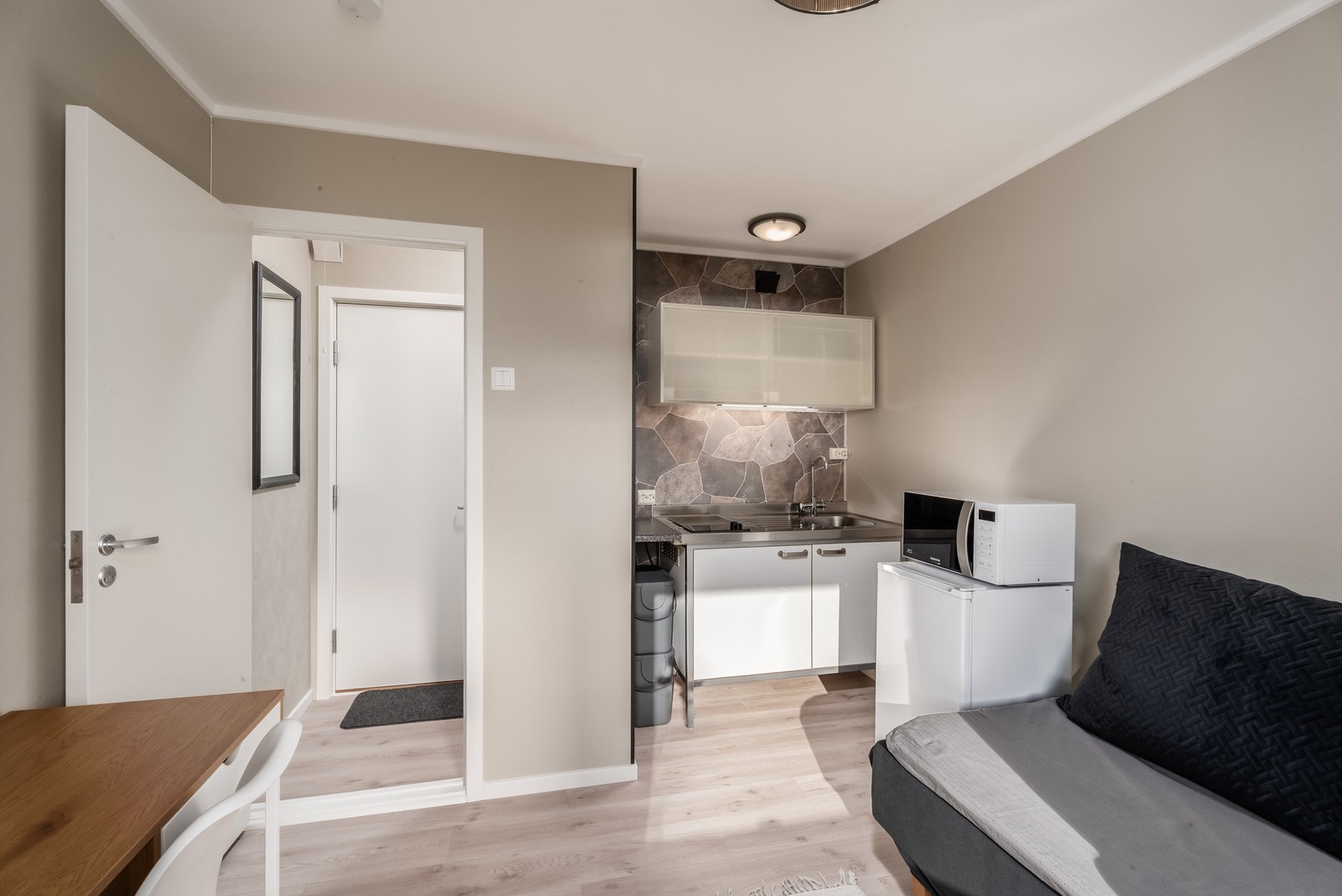 I underetasjen medflølger det en pen, liten hybel for utleie eller for eget bruk. Selger har utført radonmåling og resultater er uten avvik. Galleribilde