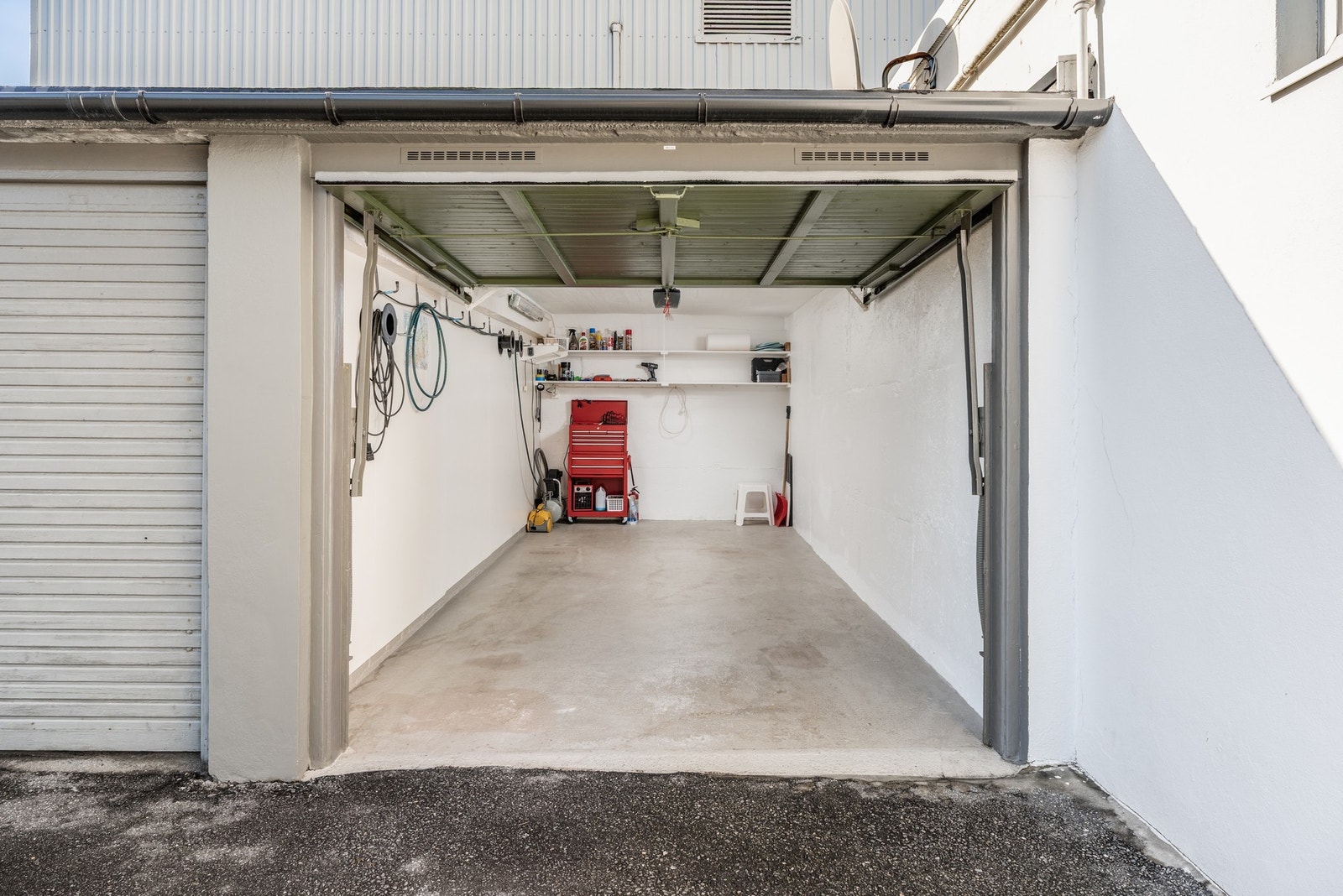 Sånn ser garasjen ut på innsiden, garasjen har innlagt strøm. Galleribilde