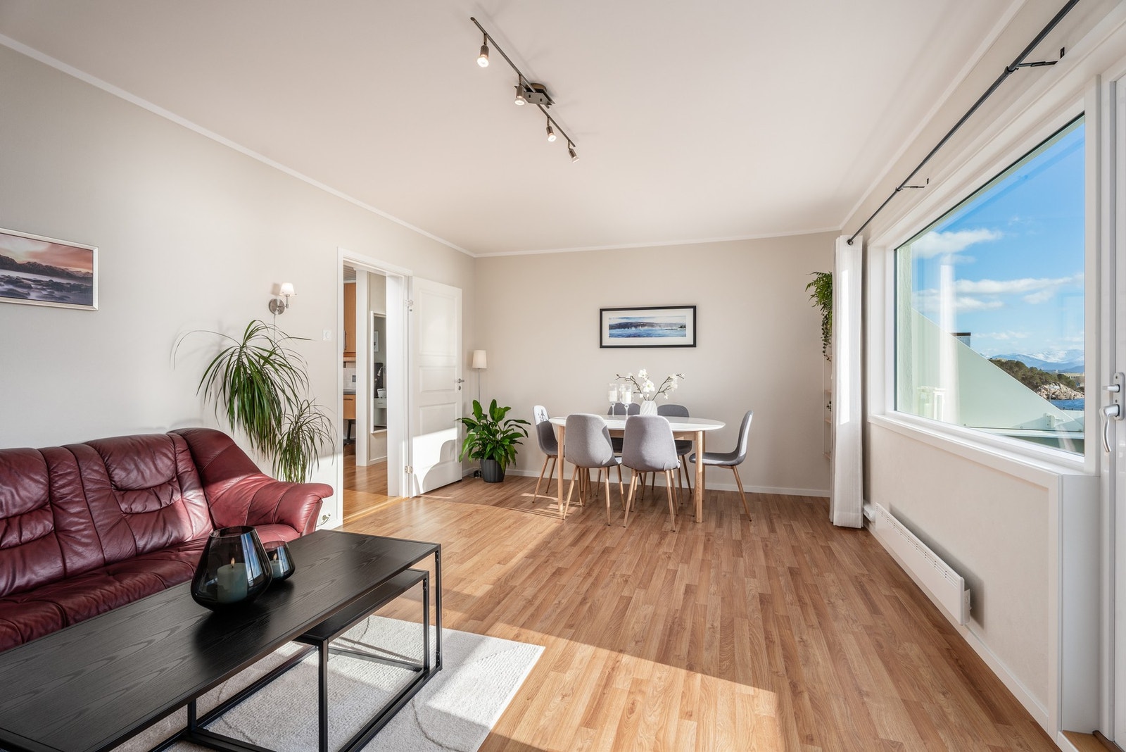 Leiligheten som har både egen garasje, veranda, utsikt og utleiemulighet har pen standard og er innflytningsklar. Galleribilde