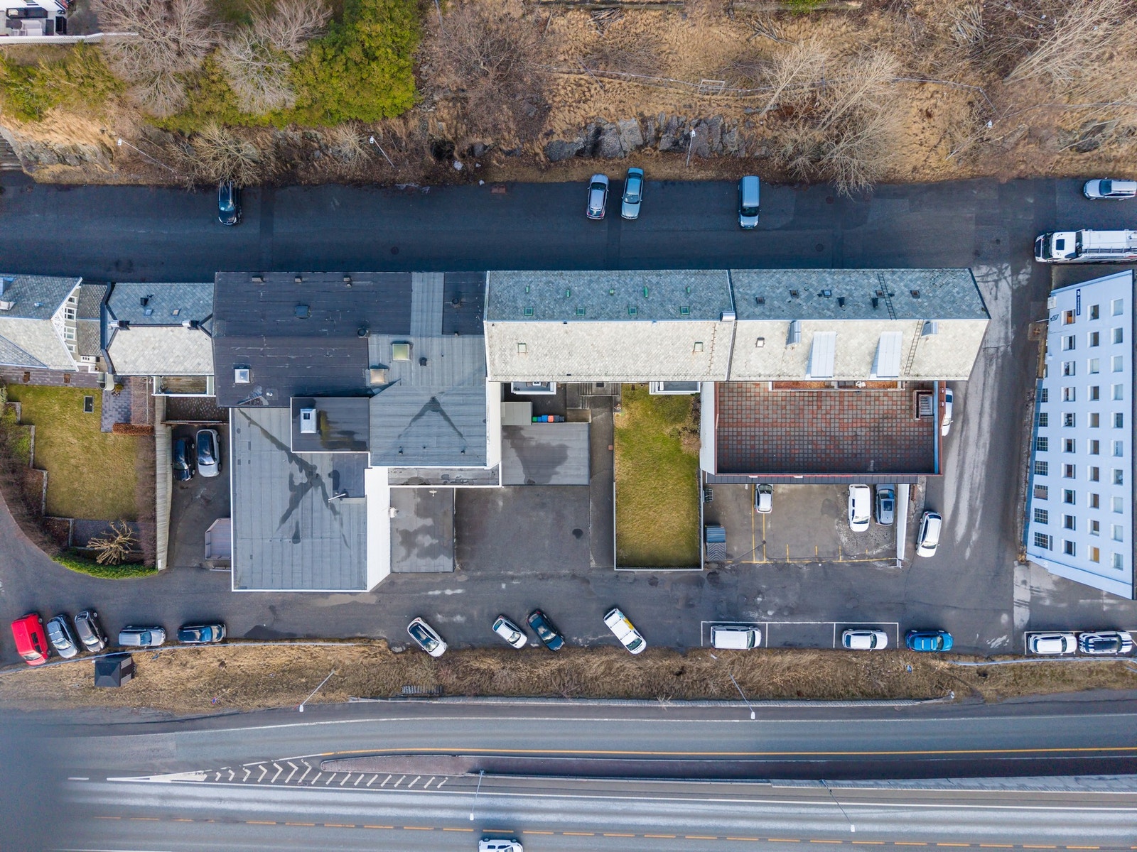 Ystenesgata 14 i fugleperspektiv og med soneparkering på nordsiden. Galleribilde