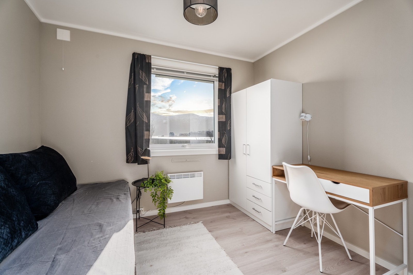 Fra hybelen kan man også nyte utsikt mot sjøen, mot Slinningsbålet og som her, mot Sulafjellet. Galleribilde