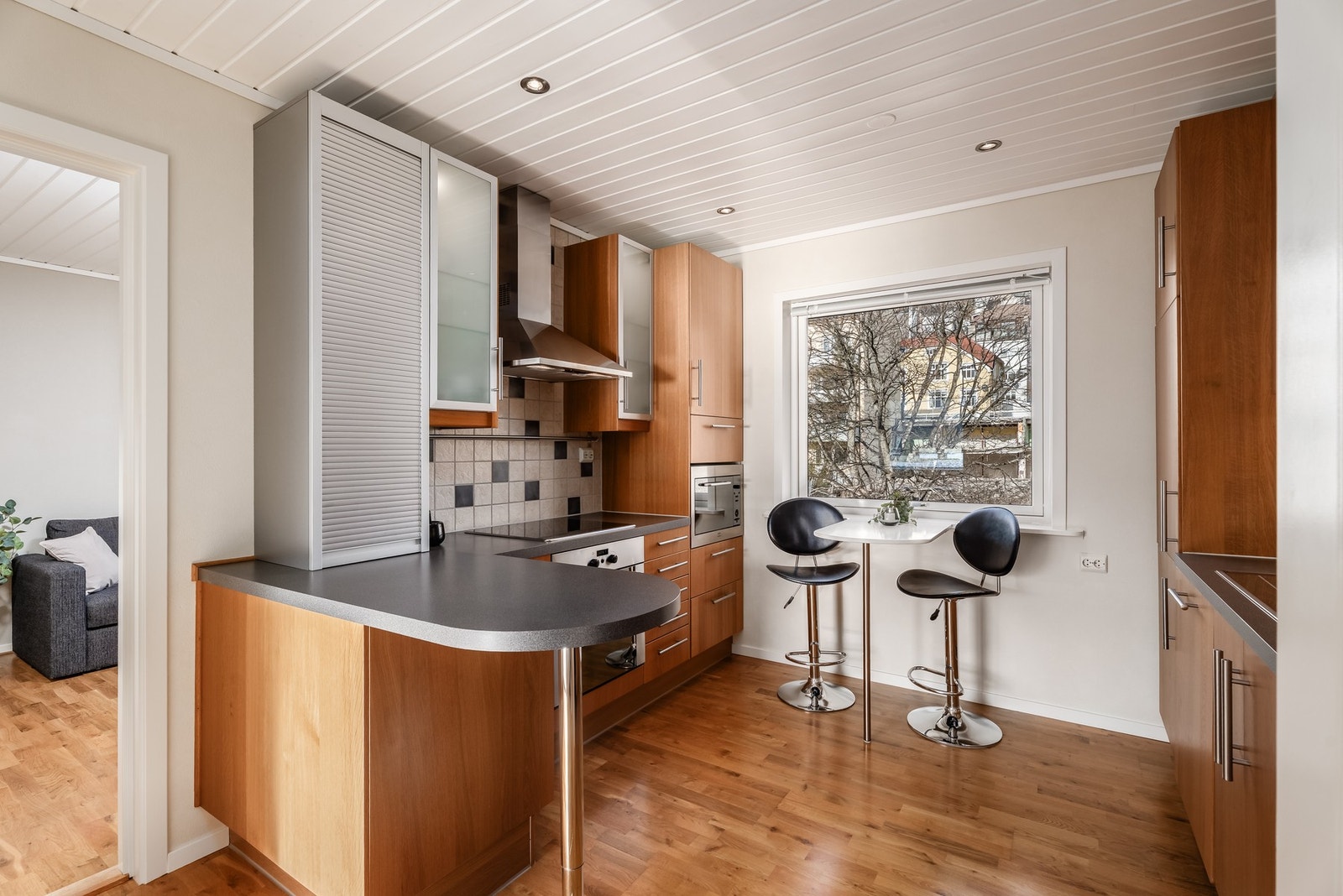 Det medfølger hvitevarer på kjøkkenet som består av kjøl/fryseskap, oppvaskmaskin, koketopp, micro og stekeovn. Galleribilde