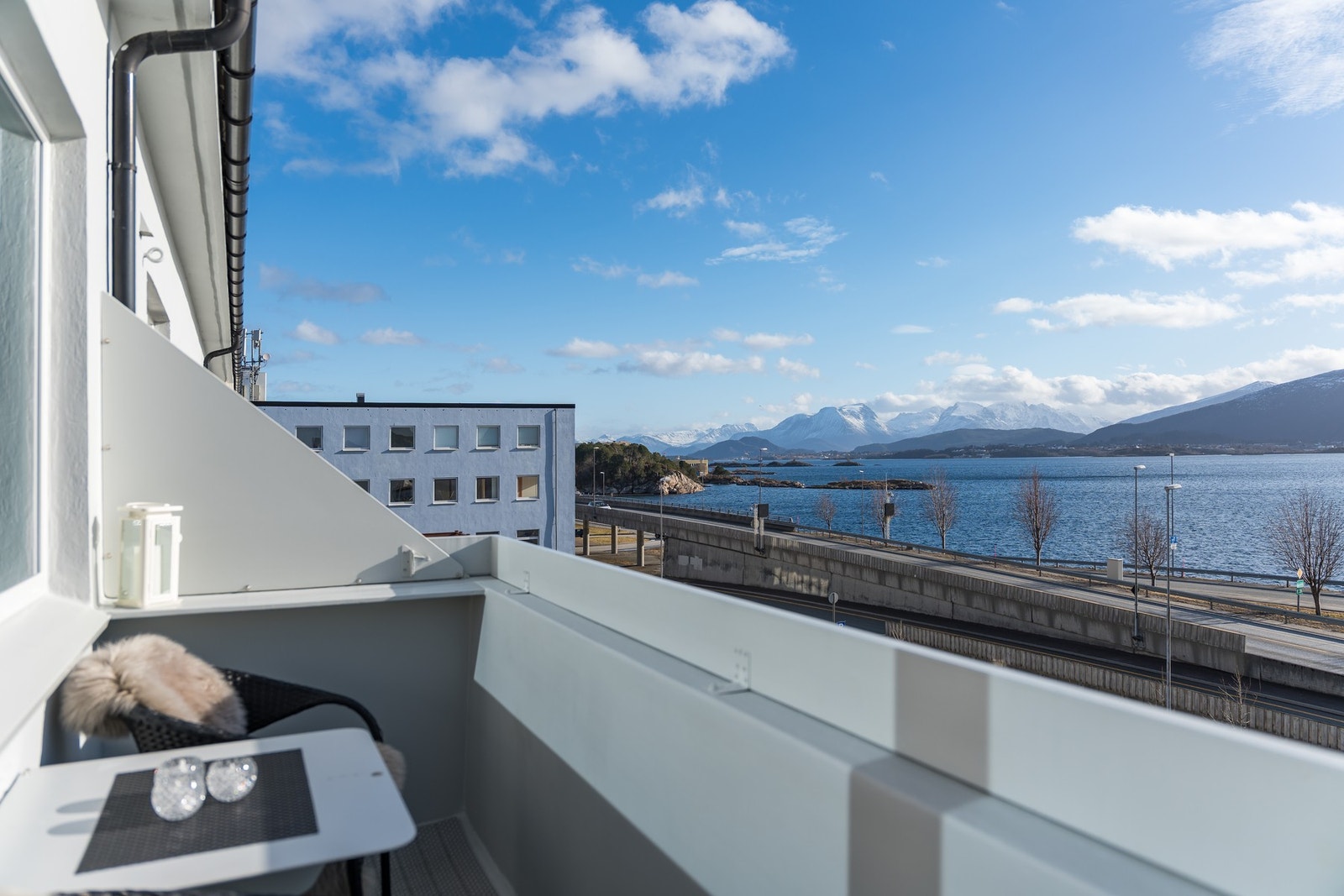 Er du tidlig oppe kan du få med deg spektakulære soloppganger i øst, fiske på fjorden eller cruisebåter som kommer og går. Galleribilde