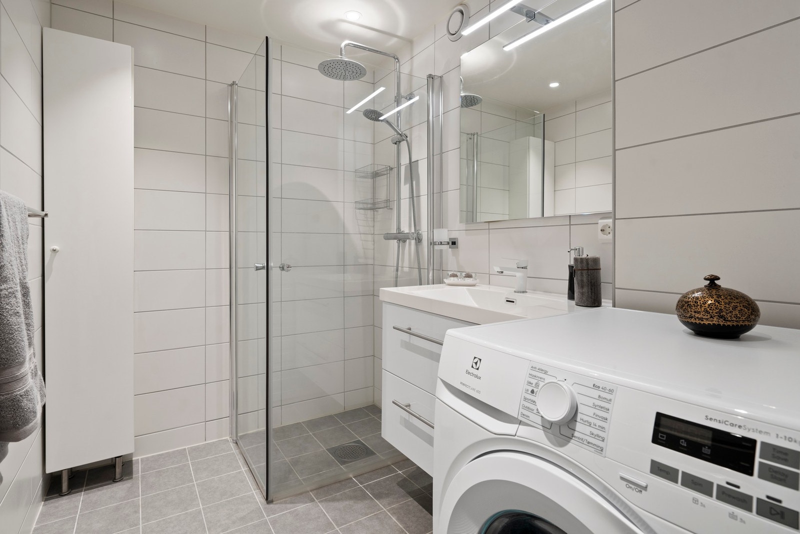 Stilrent bad med varmekabler i gulvet. Badet ble renovert i 2022 i regi av borettslaget Galleribilde