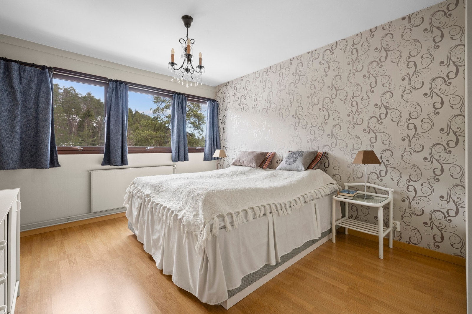 Hovedsoverommet har god plass til dobbeltseng og nattbord Galleribilde