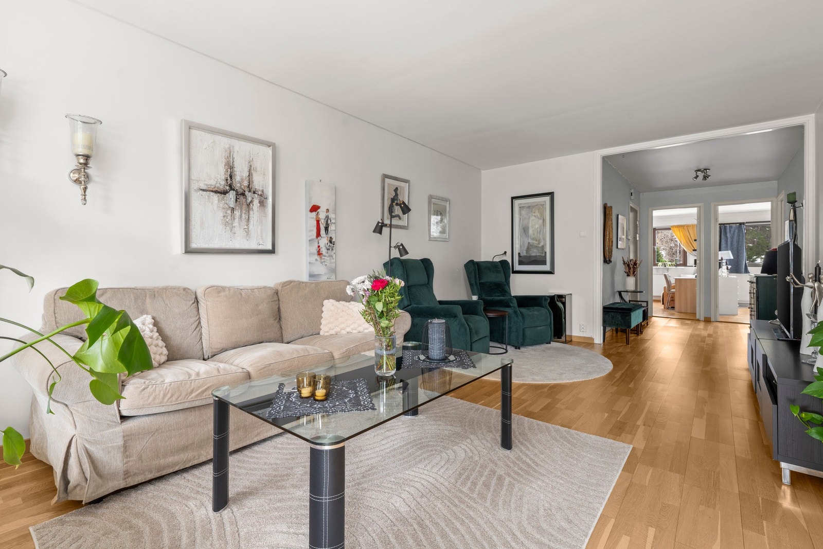 I stuen er det plass til både ønsket sofa- og sittegruppe Galleribilde