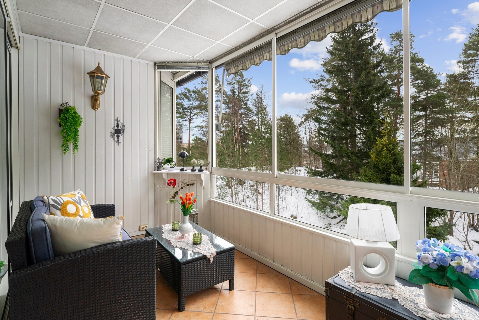 Fra stuen er utgang til innglasset balkong og her er det plass til ønsket utemøbler og tilhørende møblement Galleribilde