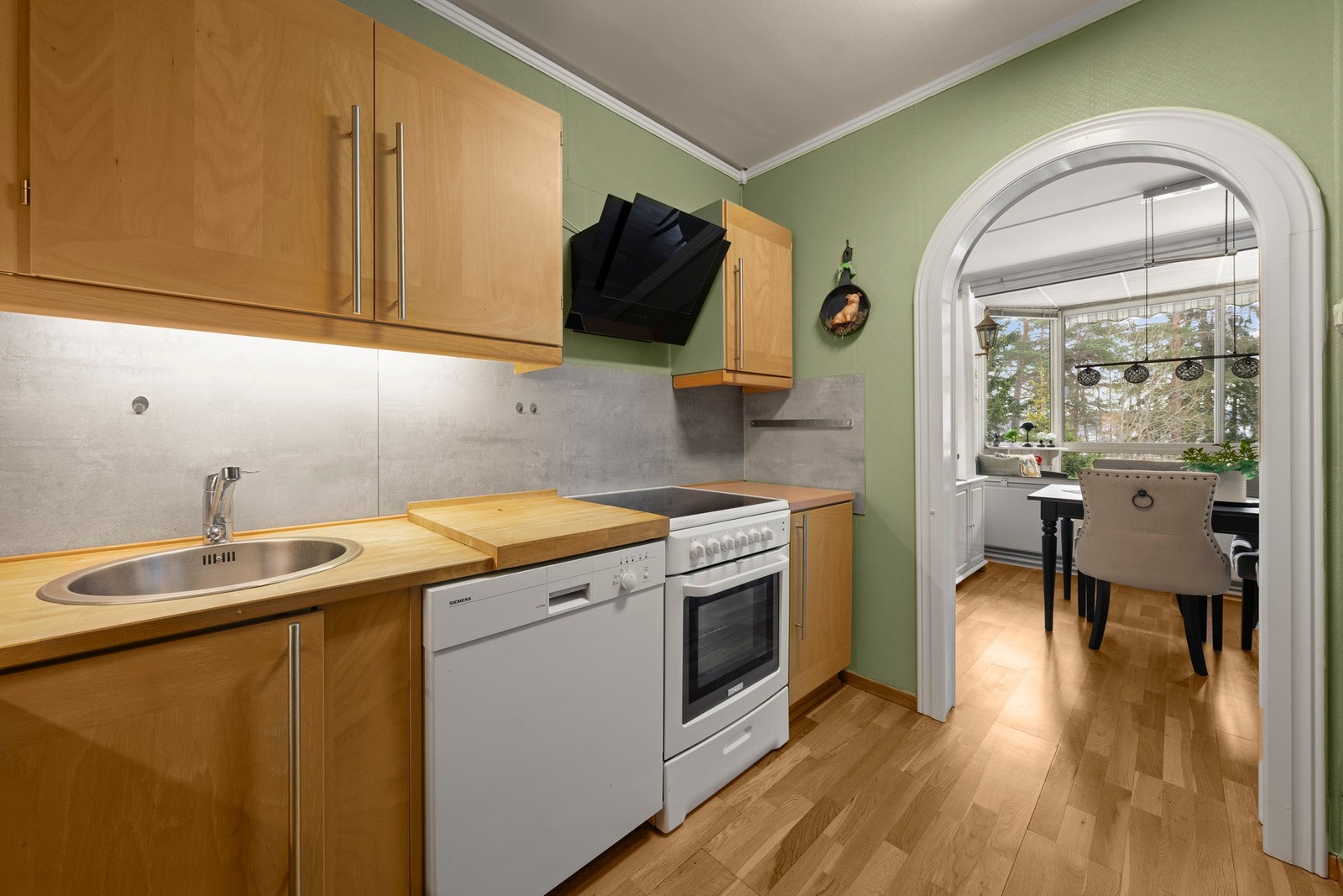 Gulvet i leiligheten er belagt med 3-stavs eikeparkett Galleribilde