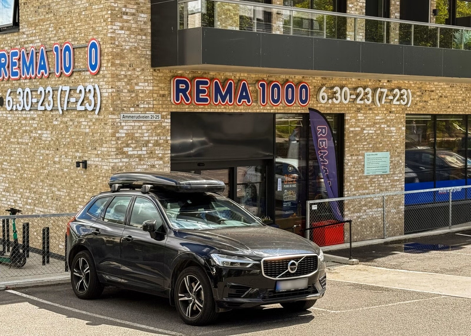 Dagligvarehandelen gjør du enkelt på Rema 1000 og Kiwi, som begge ligger praktisk til langs Ammerudveien. Grorud Senter med 30 butikker når du etter ca. 10 minutters gange Galleribilde