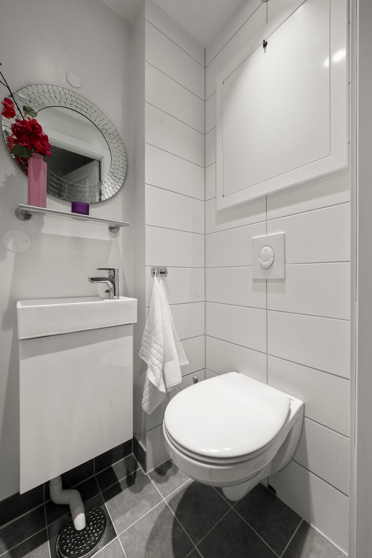 Separat toalettrom med flislagte overflater og varmekabler i gulvet. Toalettrommet ble også renovert i regi av borettslaget i 2022 Galleribilde