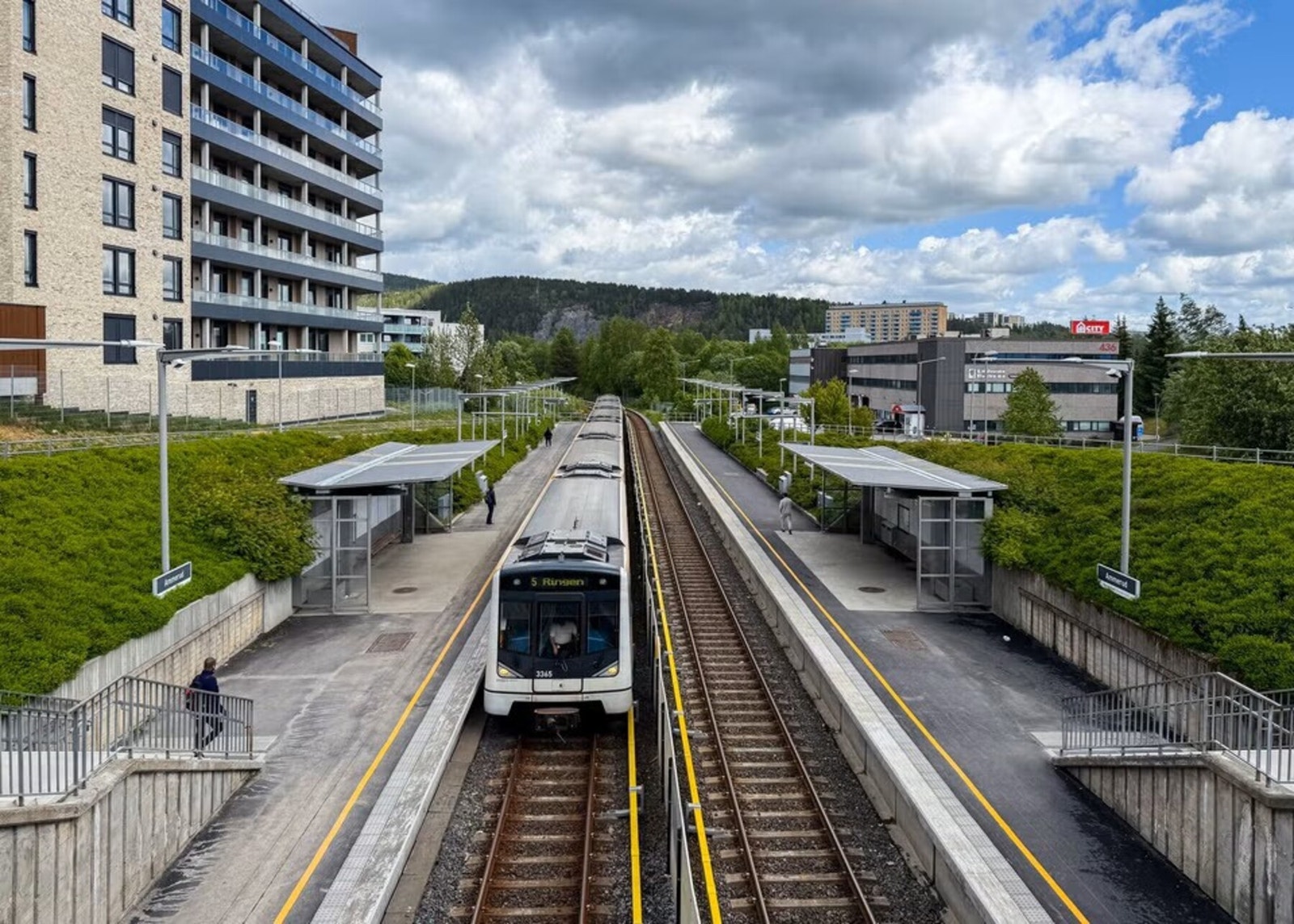 Det er kun 9 minutters gange til T-bane og buss - med linje 5 som tar deg til sentrum på ca. 20 minutter, og buss 31 med avganger døgnet rundt Galleribilde