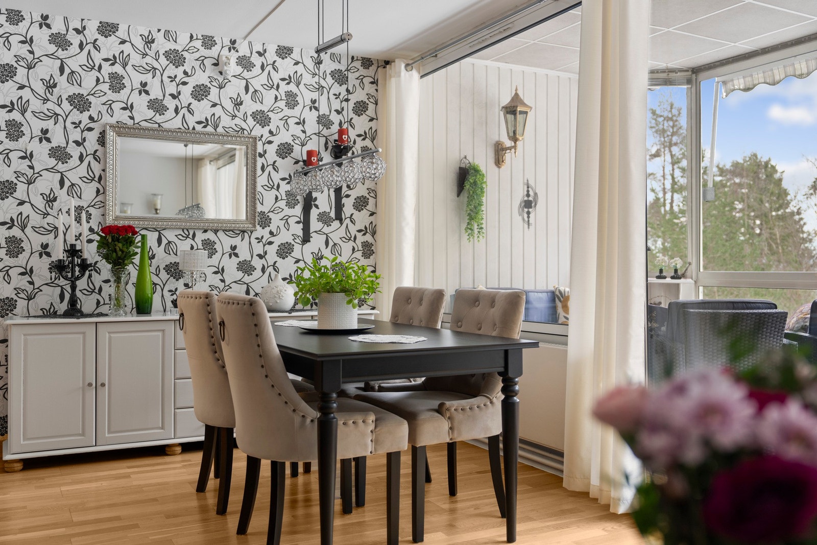 I tilknytning til kjøkkenet er det god plass til ønsket spisestue Galleribilde