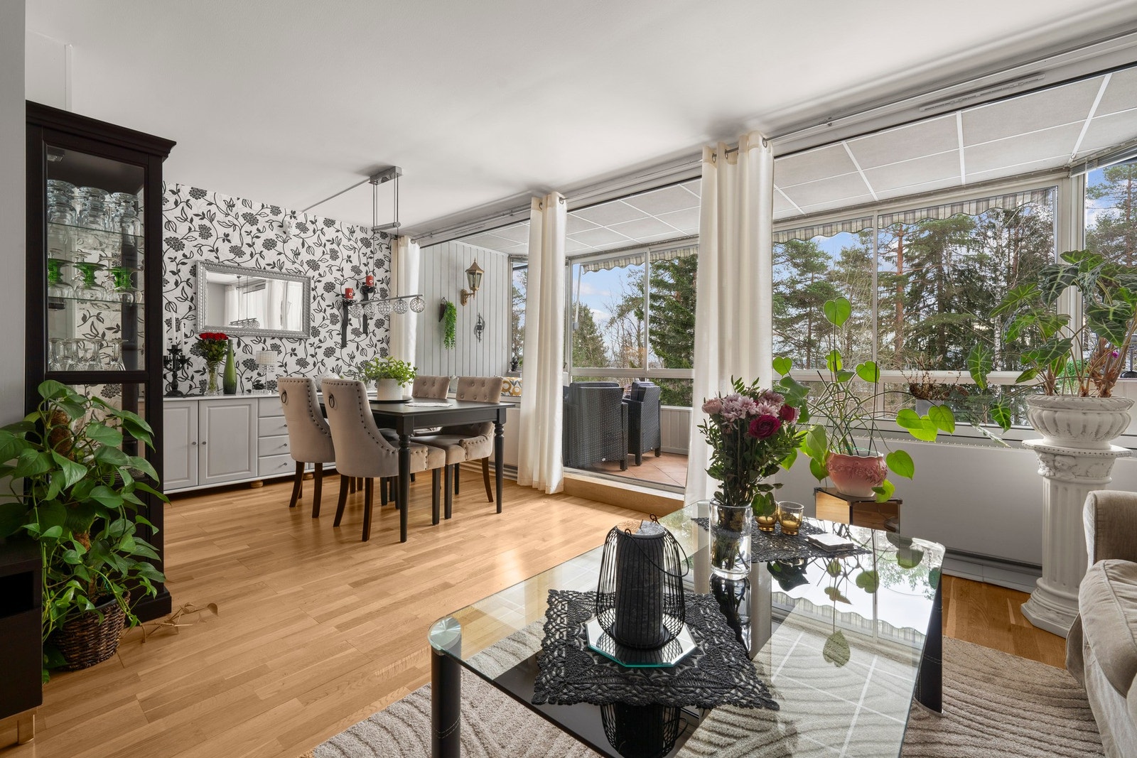 De store vindusflatene gir rikelig med naturlig lys og skaper en fin romfølelse Galleribilde