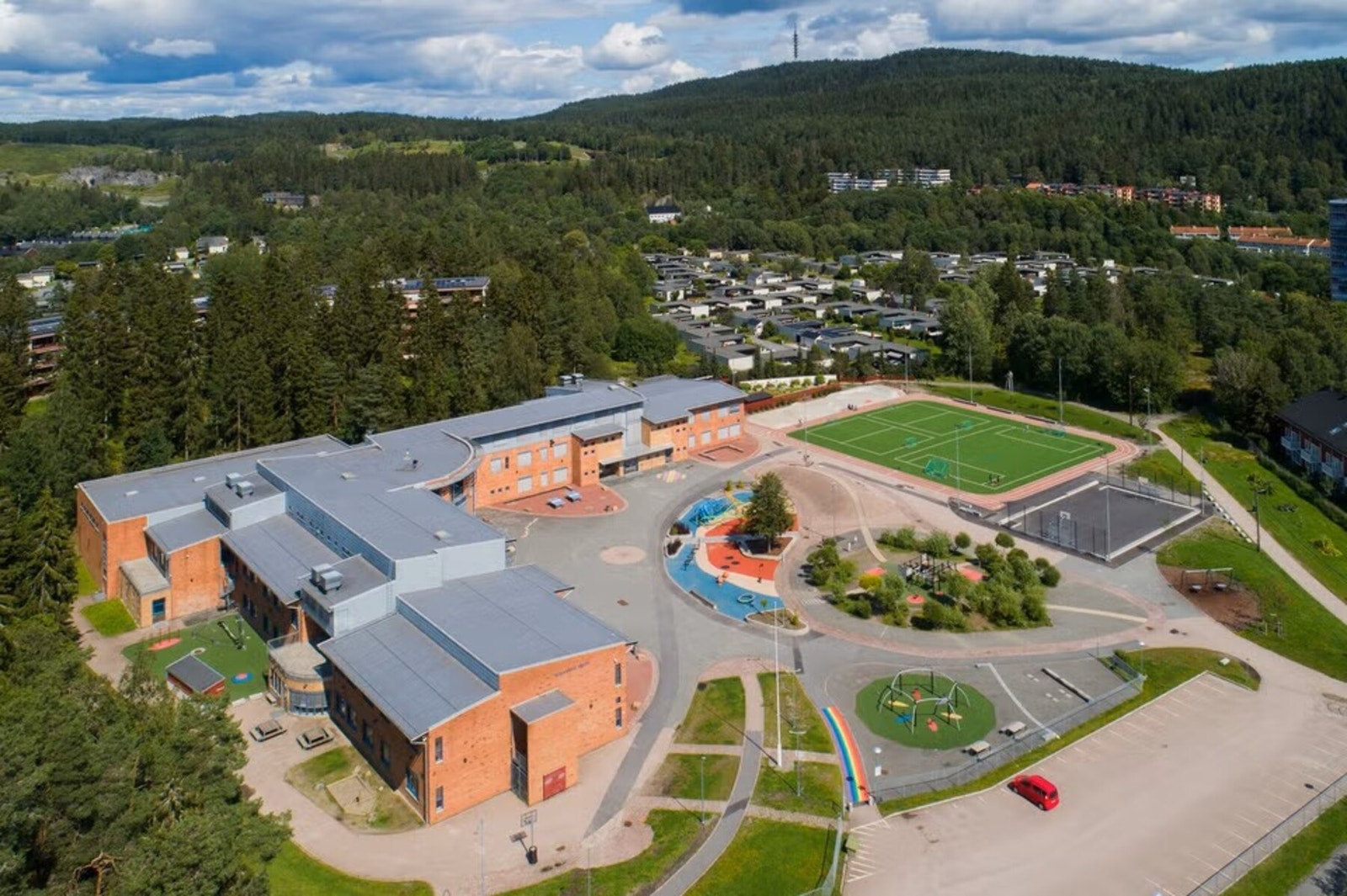 Både Ammerud barneskole og Apalløkka ungdomsskole ligger i rask gang- og sykkelavstand fra boligen - noe som gjør området svært praktisk for barnefamilier Galleribilde