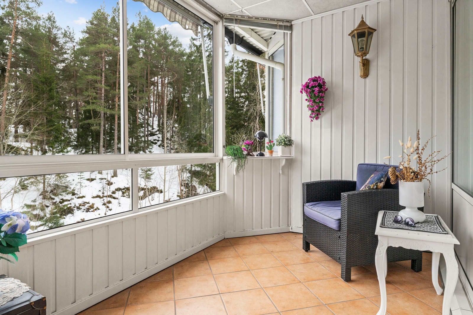 Innglasset balkong på ca. 12m² med grønt og frodig utsyn Galleribilde