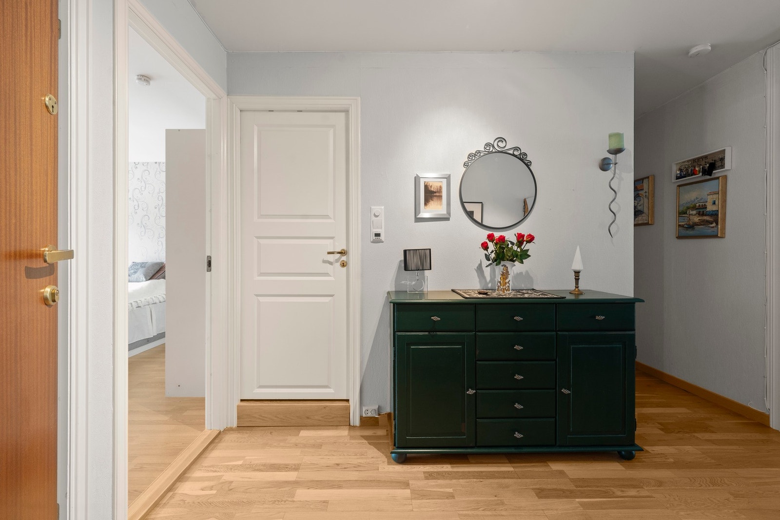 Romlig entré som er malt i duse farger Galleribilde