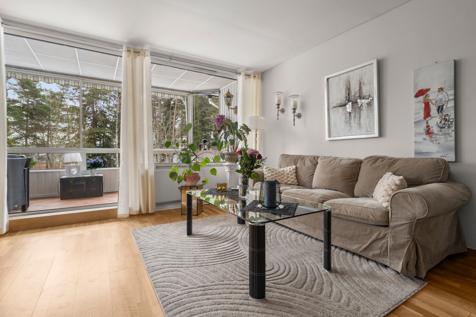 Velkommen til denne velholdte og gjennomgående leiligheten i Ammerudhellinga 23 Galleribilde