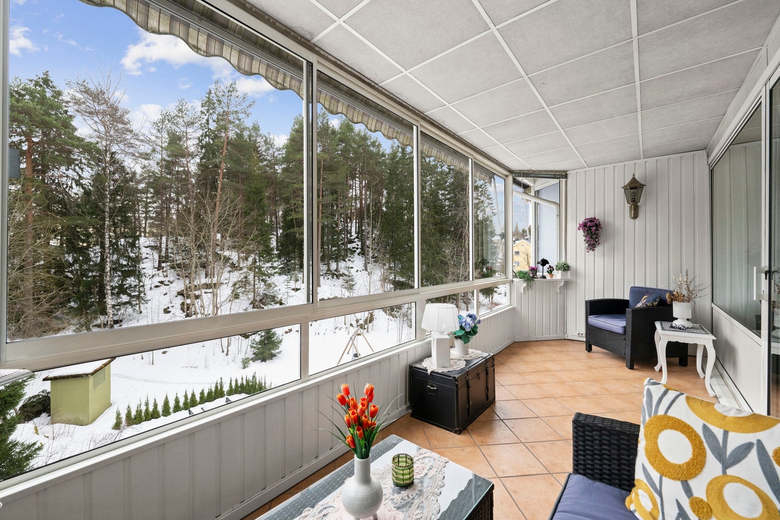 Dette blir en fin forlengelse av boligen og utsikten er grønn og fin Galleribilde