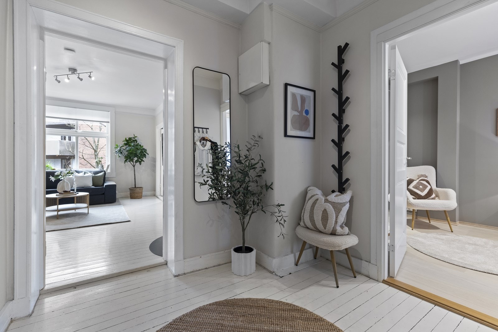 Romslig og innbydende inngangsparti som gir et godt førsteinntrykk av leiligheten. Galleribilde