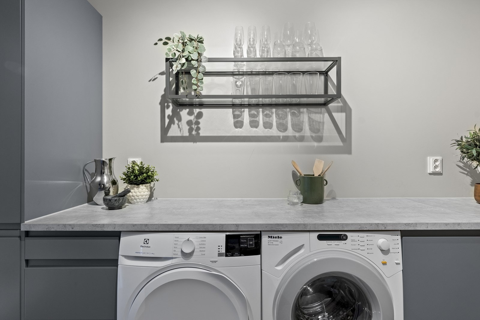 Under benkeplaten er det plass til oppvaskmaskin og tørketrommel. Galleribilde